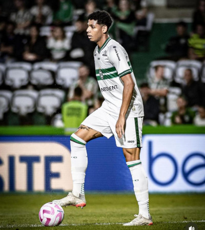 Coritiba renova contrato com zagueiro