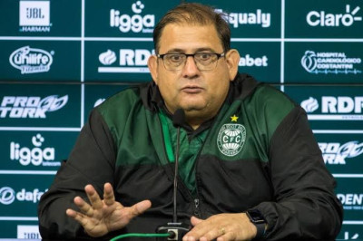 Coritiba decide manter o técnico Guto Ferreira