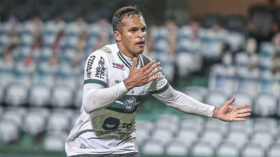Com lesão no joelho, Robson passa por artroscopia