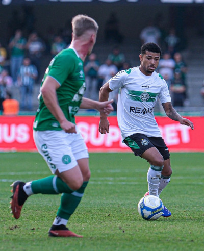 Coxa vence a Chapecoense e quebra jejum 