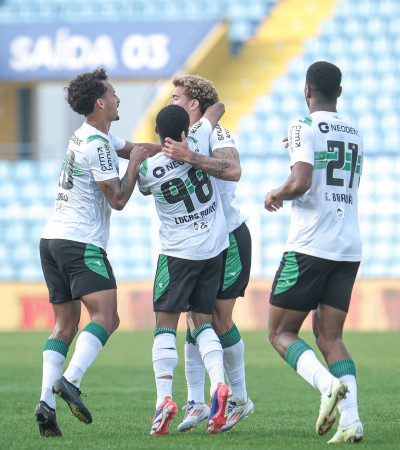Coritiba tira o pijama e vence o Brusque