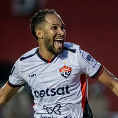 Coritiba contrata atacante do Vitória. 
