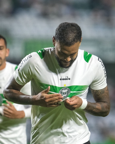 Em noite de estreias, Coxa vence no Couto