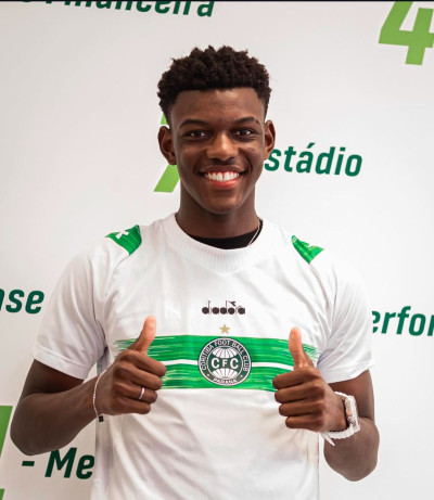 Khensane se torna o segundo mais jovem a vestir a camisa do Coritiba