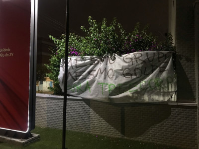 Torcida do Coritiba faz protesto em uma das empresas do grupo Treecorp