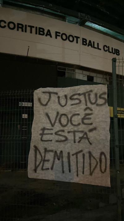 Torcida do Coritiba faz protesto em uma das empresas do grupo Treecorp