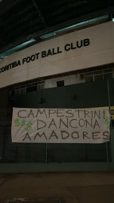 Torcida do Coritiba faz protesto em uma das empresas do grupo Treecorp