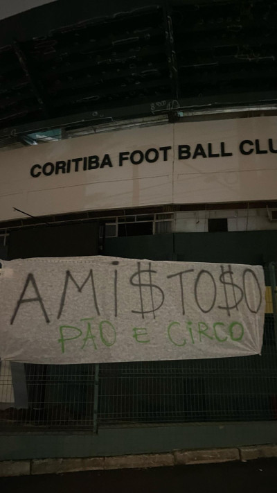 Torcida do Coritiba faz protesto em uma das empresas do grupo Treecorp