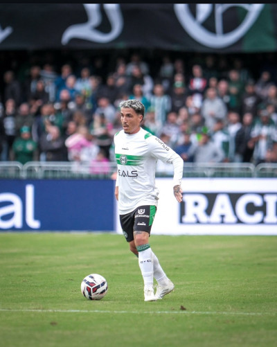 Coritiba vence o Vila Nova no apagar das luzes