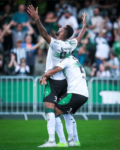 Coritiba vence o Operário e volta ao G4