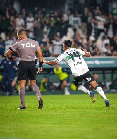 Coxa faz partida ruim, mas consegue vitória importante