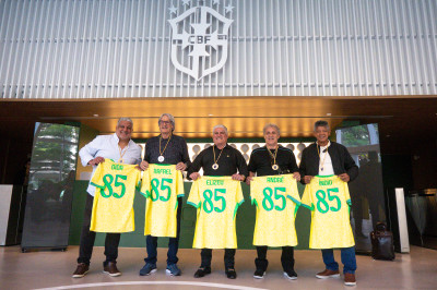 Campeões de 1985, enfim, recebem medalhas da CBF