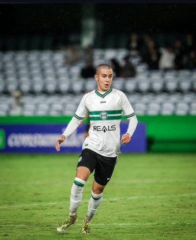 Coritiba renova contrato de Matheus Dias até 2028