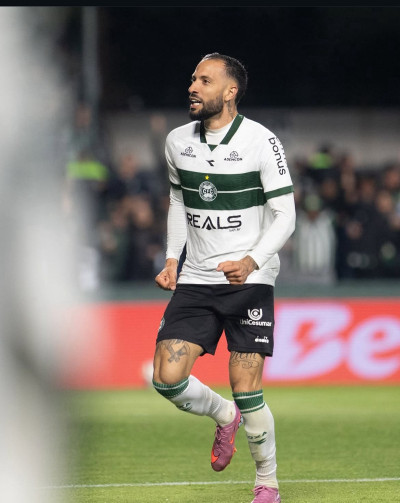 Coritiba goleia a Ferroviária e reassume a liderança da Série B