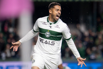 Coritiba domina o Atlético/GO e se isola na liderança da Série B