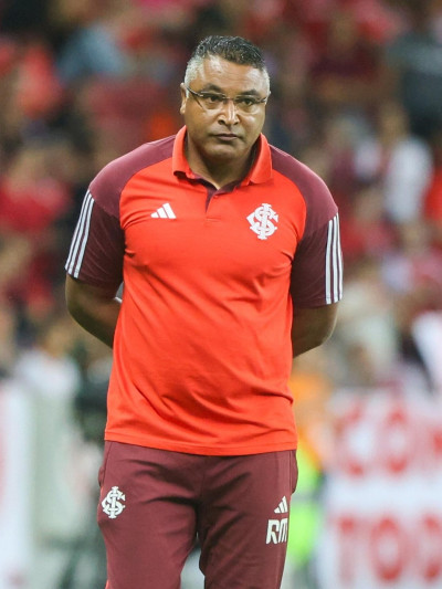 Coritiba negocia com Roger Machado para o lugar de Mozart