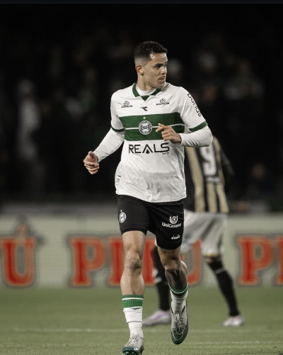 Coritiba acerta em definitivo com Wallisson 