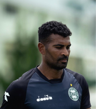 Thiago Santos é novidade entre os relacionados do Coritiba contra o São Joseense