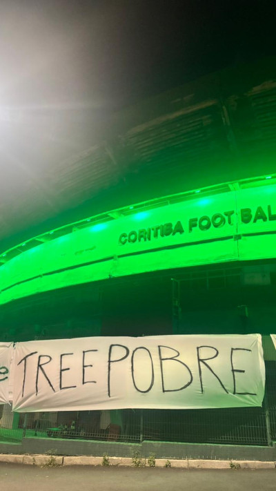 Couto Pereira amanhece com faixas de protesto