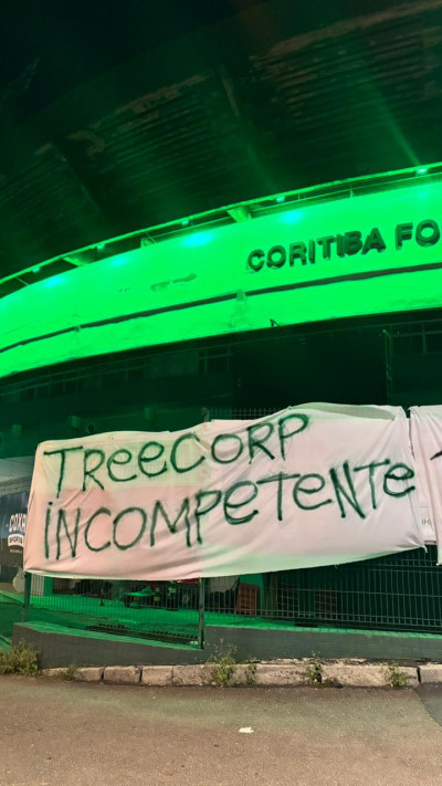 Couto Pereira amanhece com faixas de protesto