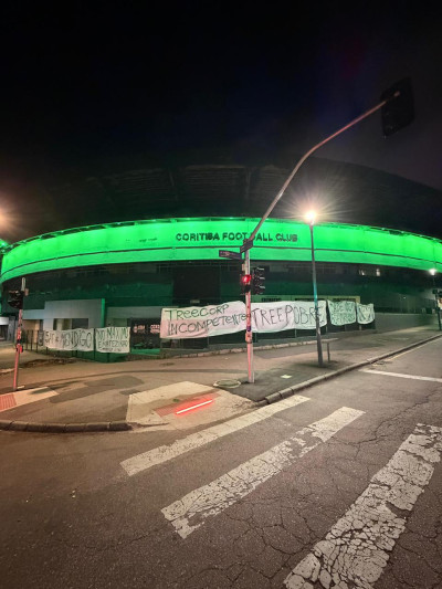 Couto Pereira amanhece com faixas de protesto