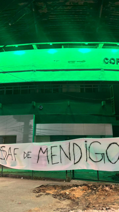 Couto Pereira amanhece com faixas de protesto