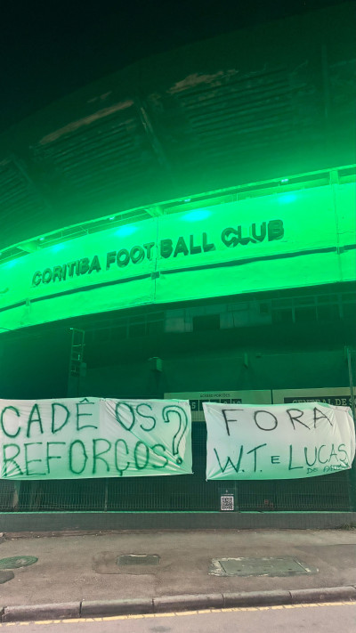 Couto Pereira amanhece com faixas de protesto