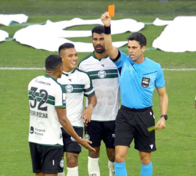 Expulsões pesam e atrapalham o Coritiba no Brasileirão