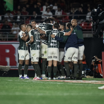 Coritiba mostra força e busca empate no Morumbis
